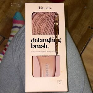 Kitsch Blush Detangling Brush comes with
